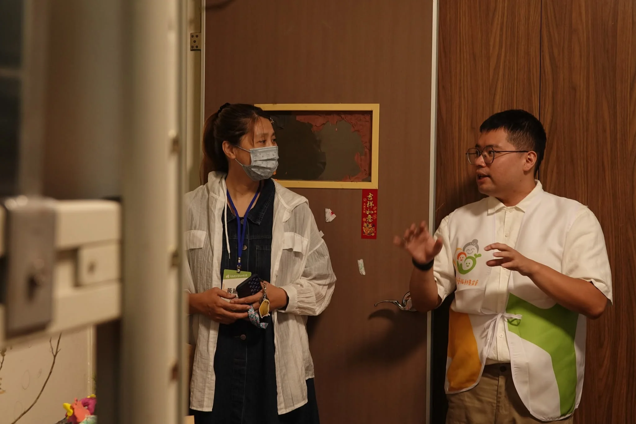 陳綢兒少家園工作者（圖右）與捐款人分享兒少家園的日常。圖／取自陳綢阿嬤社會福利基金會 FB 公開貼文