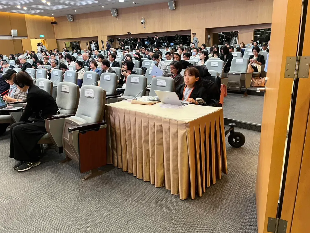 2026 年第 4 次兩公約國際審查會議現場，輪椅被安排在出入口和走道附近。圖／作者提供