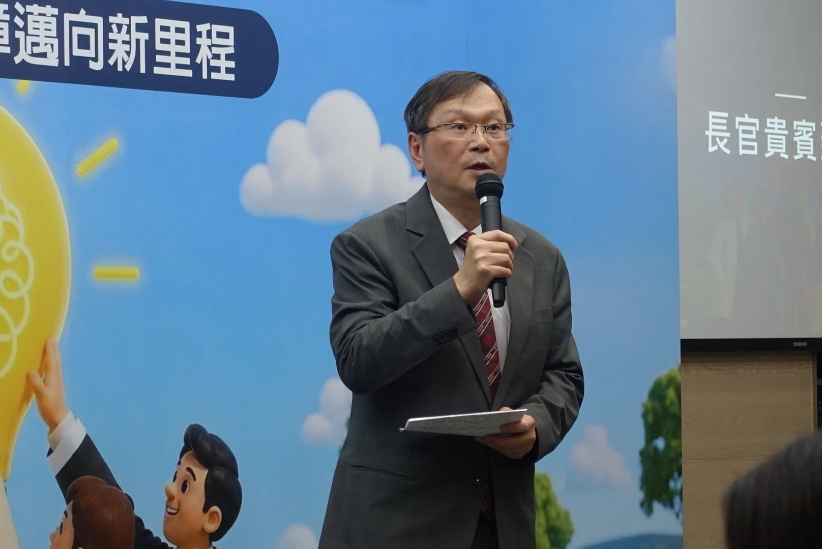 衛福部次長莊人祥在 7/30 記者會說明強制住院法院裁定新制。攝／葉靜倫