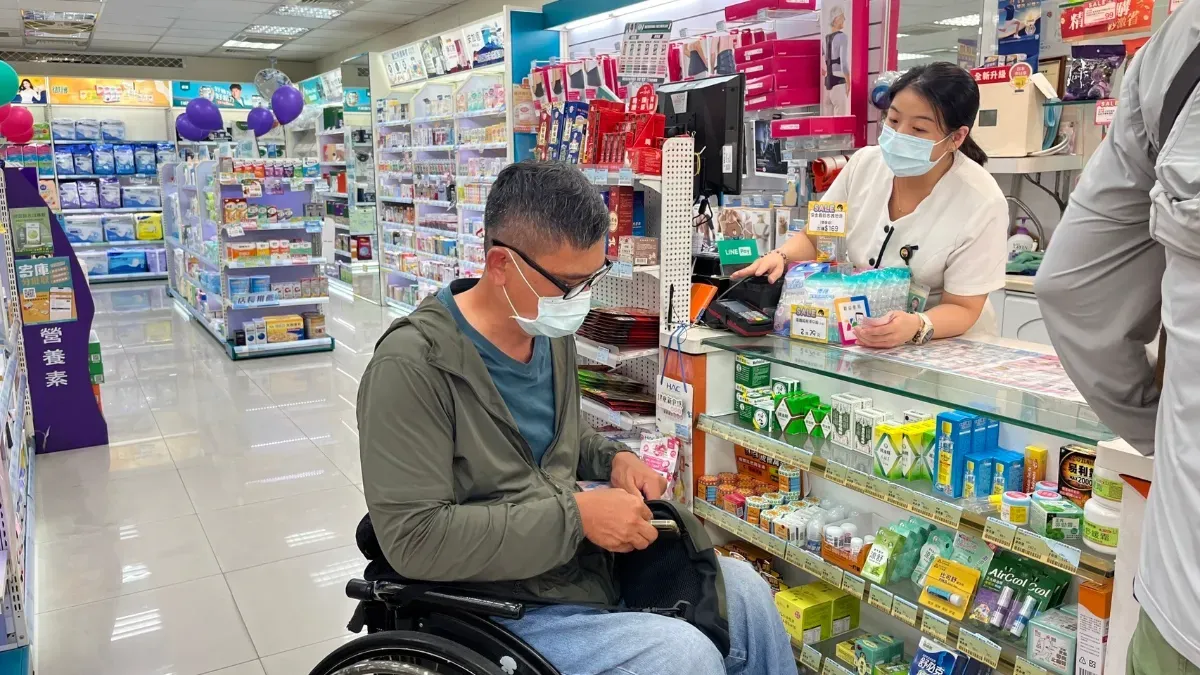 許多障礙者仰賴藥物、照顧和無障礙環境，若制度不完善，災時可能面臨難以克服的困境。示意圖／高雄市脊髓損傷協會「友善營業場所」網頁