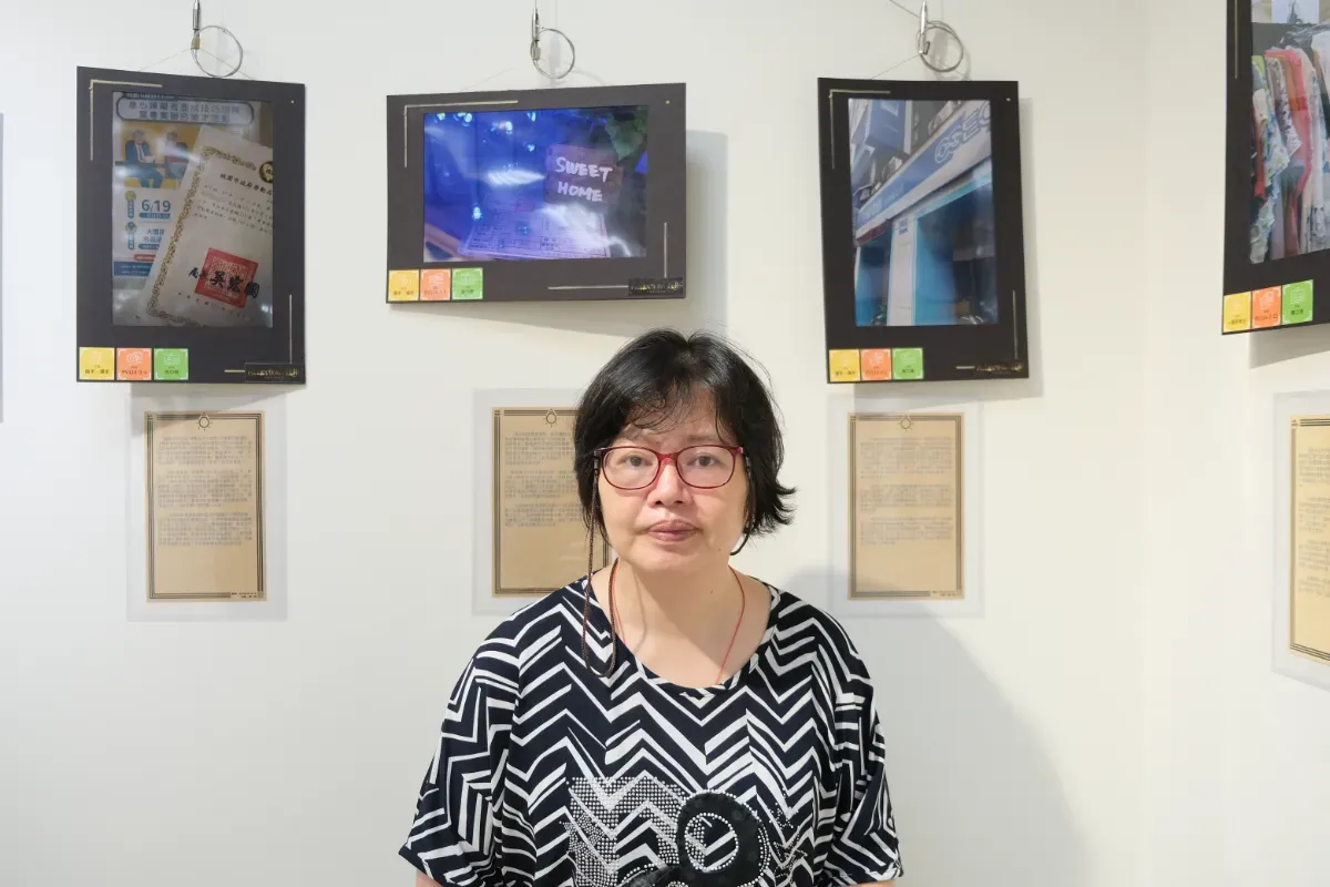 住民嘟嘟展出參與職訓場合外觀的照片（右上）。 攝／黃愉婷