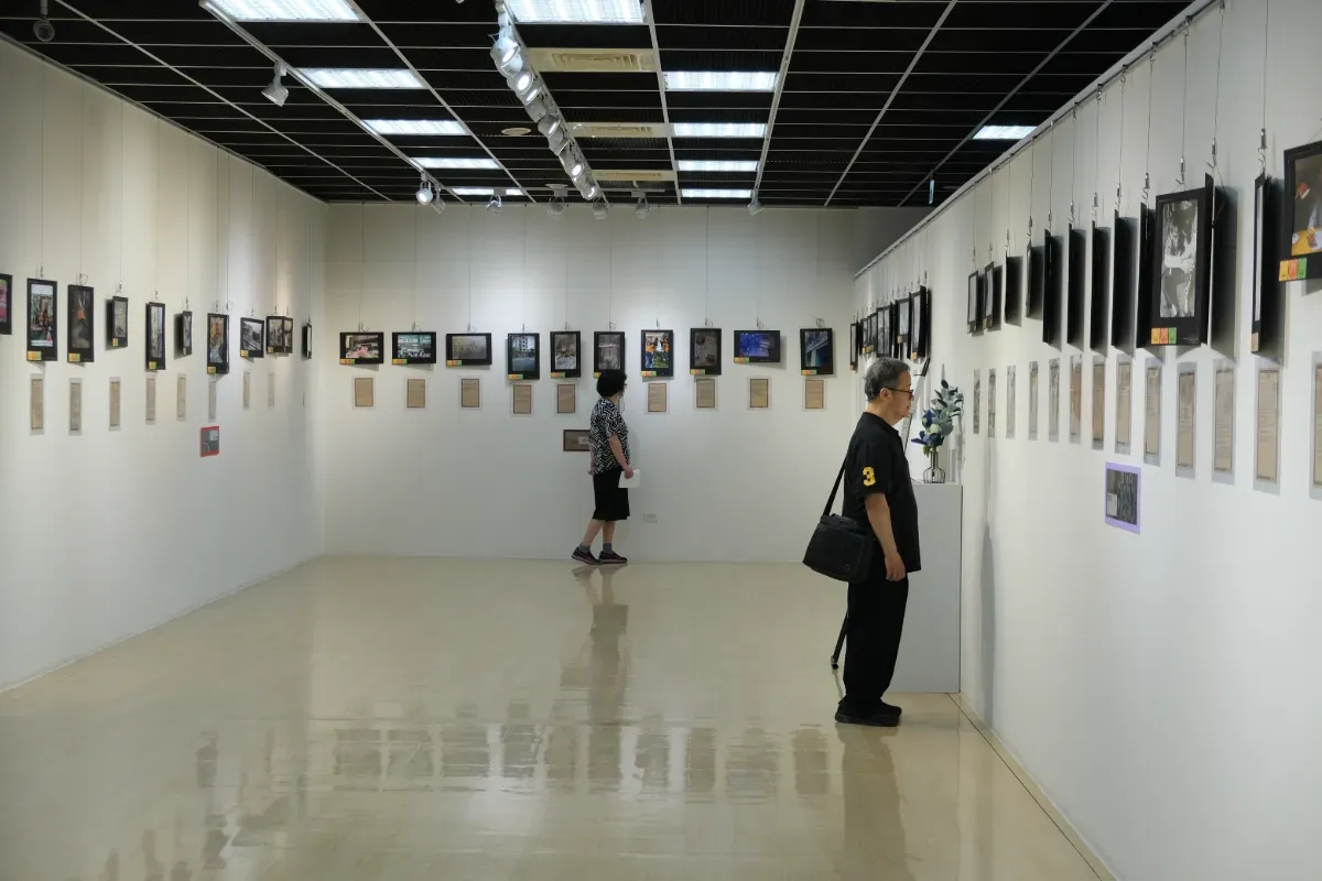 住民中徹（右）甫住進蓮心 3 個月，未展出作品，但有參與佈展。 攝／黃愉婷