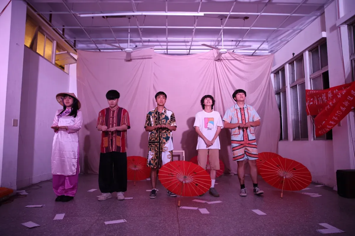 劇團夥伴陳秉暉（中）、劉騎安（右二）、袁健倫（左二）、劉怡柔（左一）於舞臺劇《我們》演出。圖／移民署 NIA