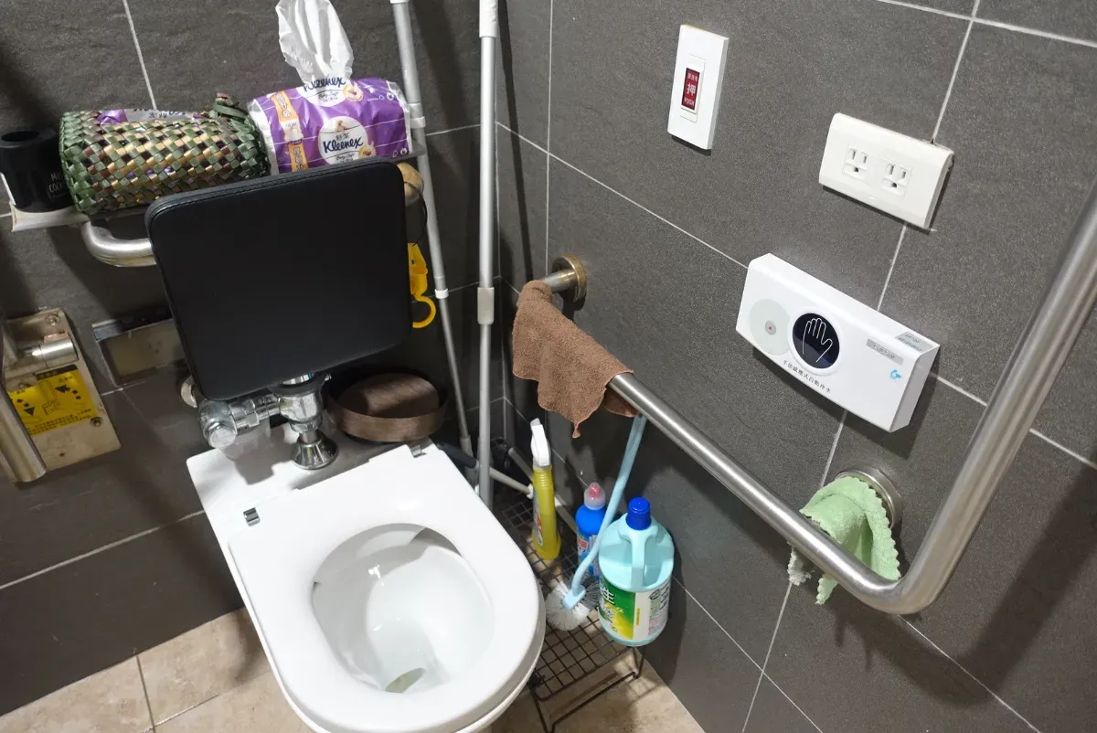 翁玉鈴住處的衛浴環境。攝/葉靜倫
