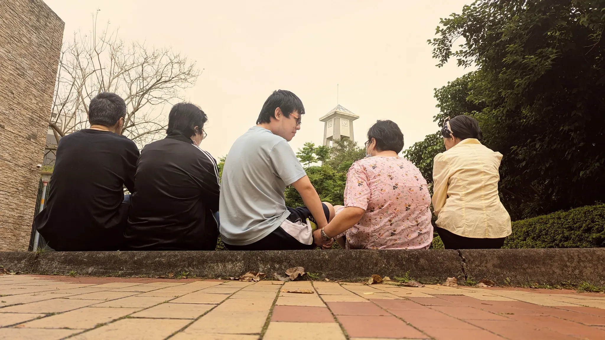 住民嘉煌在「我是誰」的主題中展示了一張代表「全家福」的照片。圖／取自蓮心康復之家網站
