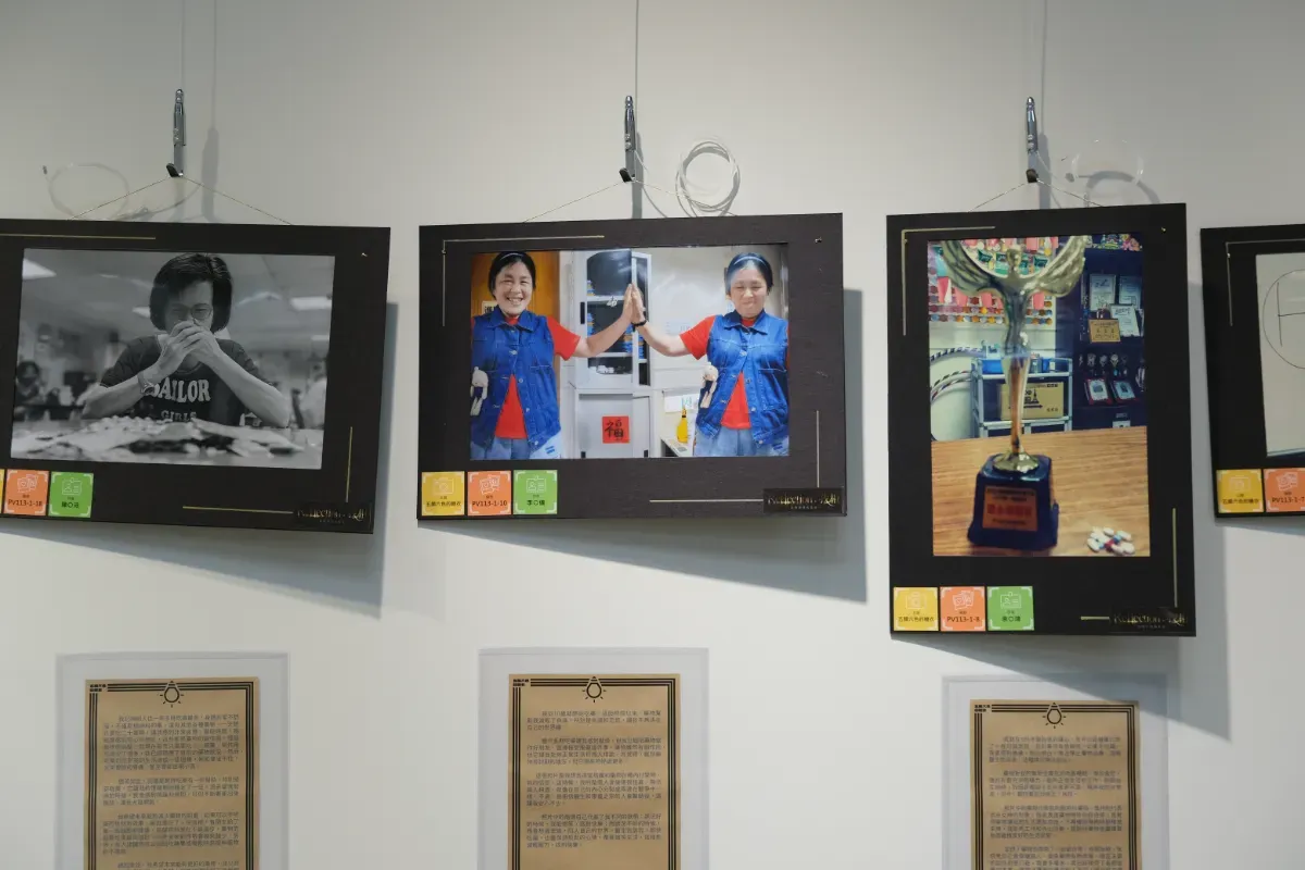 在蓮心康復之家成果展中，住民以照片呈現生命經驗。中間照片位於「吃藥」主題展區，住民想呈現體內病魔和藥物打架時，自己會變得怪異、無法與人相處，就像自己內心分裂成兩邊在打仗。 攝／黃愉婷