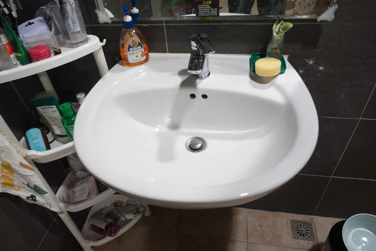 有些身障社宅住戶,會將感應式水龍頭換成撥桿式水龍頭。攝/葉靜倫