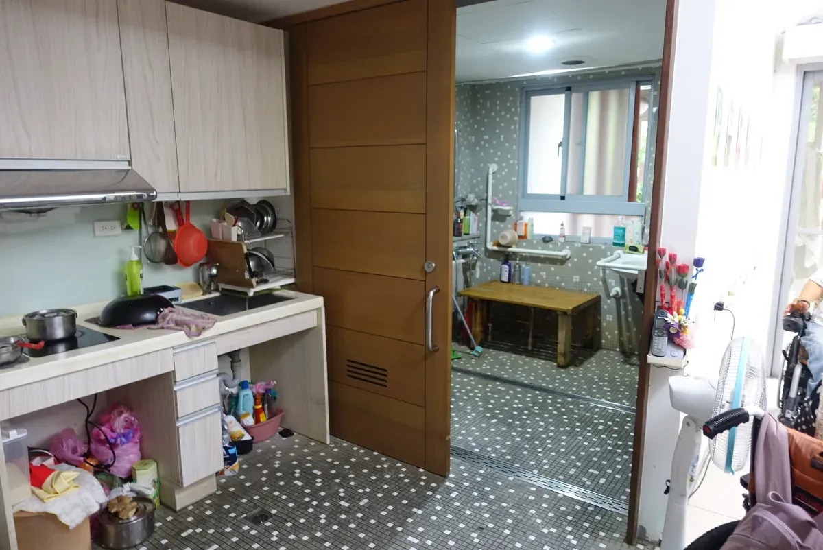 陳秀珠屋內的廚房、衛浴空間,其中,感應式水龍頭對她來說很不友善。攝/葉靜倫