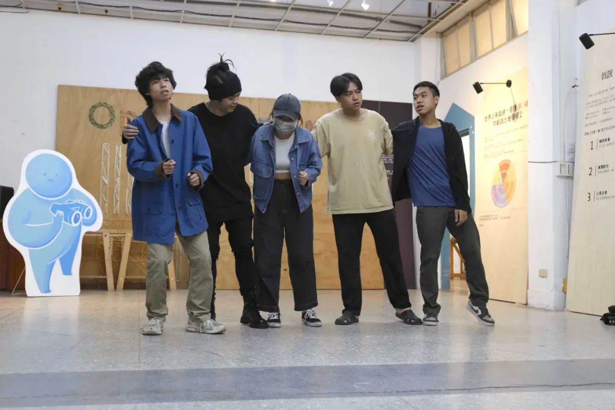 我和劇團夥伴彩排舞臺劇《我們》。圖／簡宏勳提供