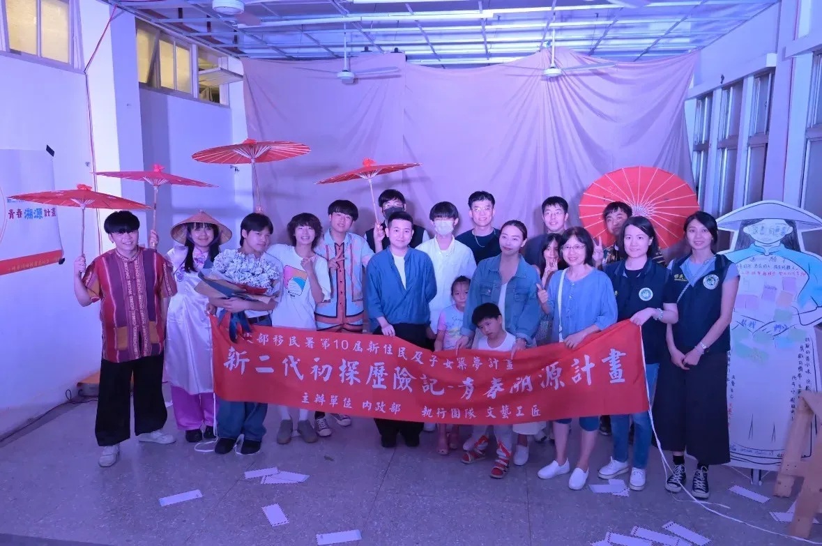 我透過創作舞臺劇理解母親。圖為舞臺劇《我們》演出結束和觀眾合照。圖／新住民培力發展資訊網