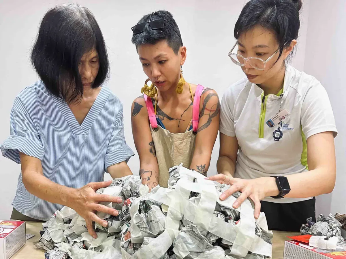 長者艾格妮絲．陳（Agnes Tan）（圖左）與團隊一起完成雕塑作品。圖／取自 ArtsWork Collaborative 網站