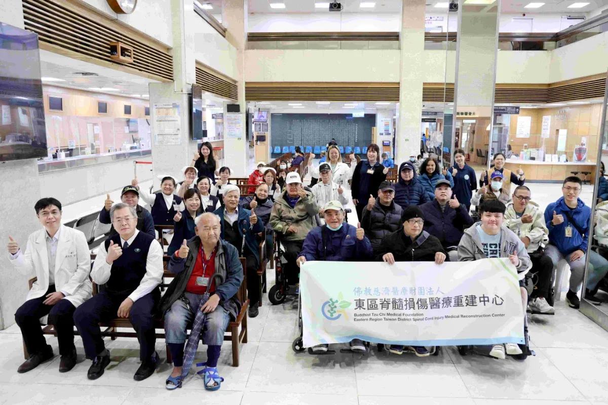 慈濟在花蓮成立東區脊髓損傷醫療聯合門診，圖為 2025 年 3 月舉辦義診之合影。圖／取自慈濟脊髓損傷醫療重建中心網站