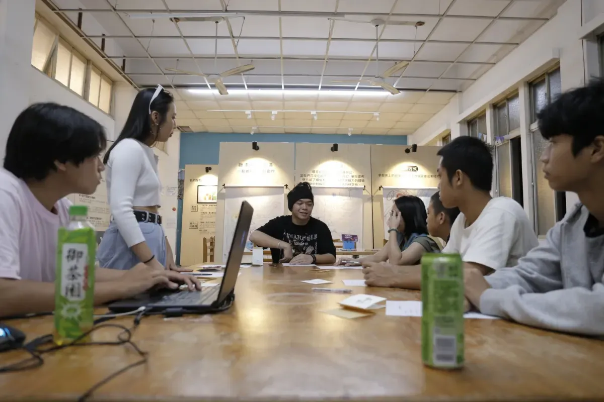 我和夥伴一起合作、創作舞臺劇，戲劇也成為我理解母親的一種路徑。圖／移民署 NIA