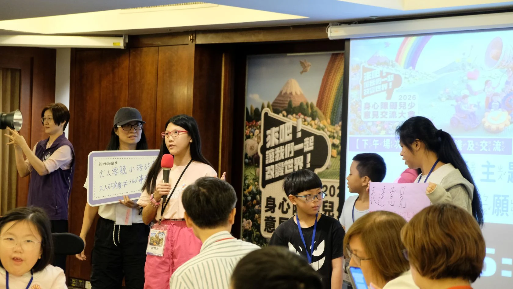 照片中拿麥克風的是「表達意見」桌的桌長陳婕渝,她上臺分享討論成果。攝/曾玉婷