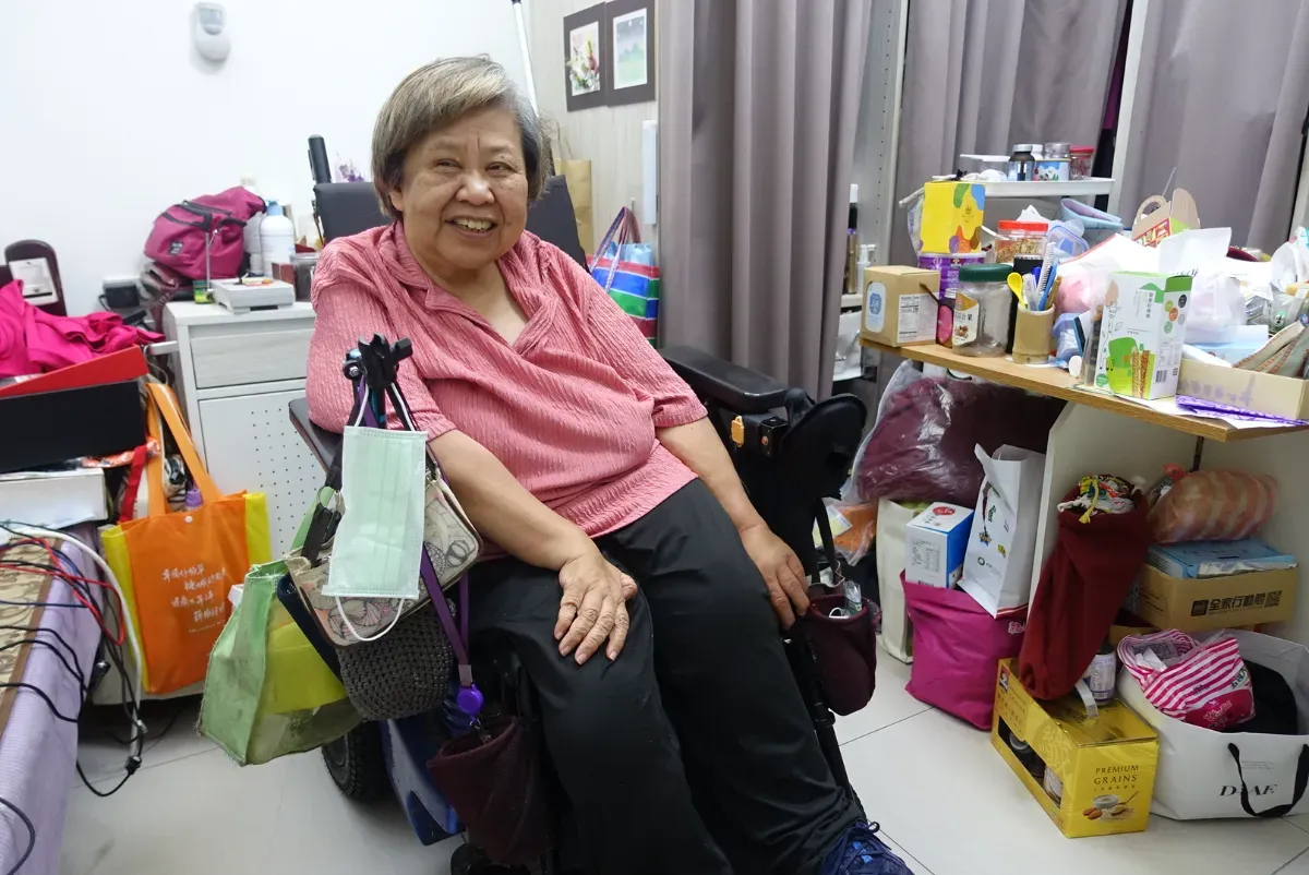 今年 72 歲、獨居在健康社宅的陳秀珠。攝/葉靜倫