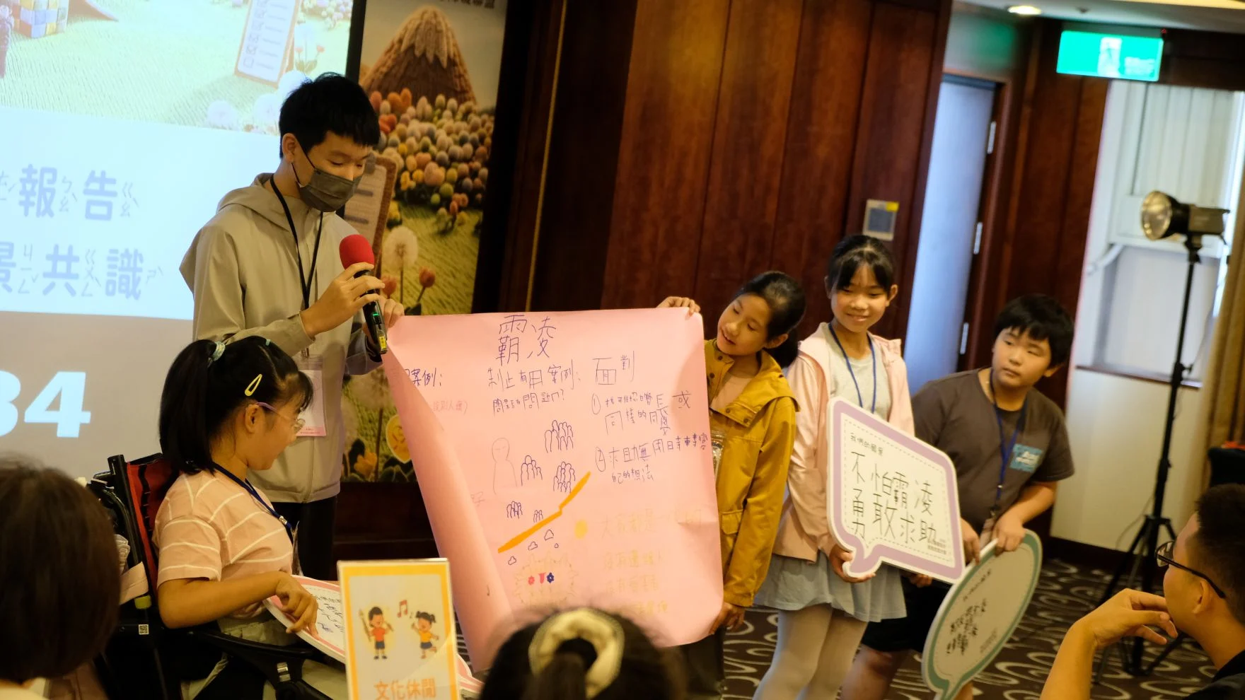 「霸凌」桌孩子互相分享親身經歷,鼓勵彼此在遇到狀況時首先不要一直在意同學說了什麼,也不要否定自己。攝/曾玉婷