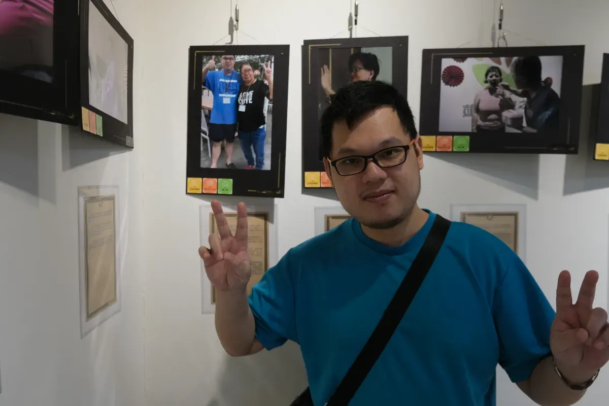 住民嘉煌展出和媽媽的合照。 攝／黃愉婷