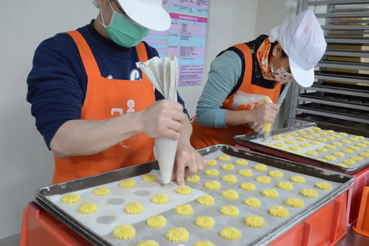 位於臺中的迦南園烘焙庇護工場員工正在製作手工餅乾。圖／庇護工場－真心良品 有購讚