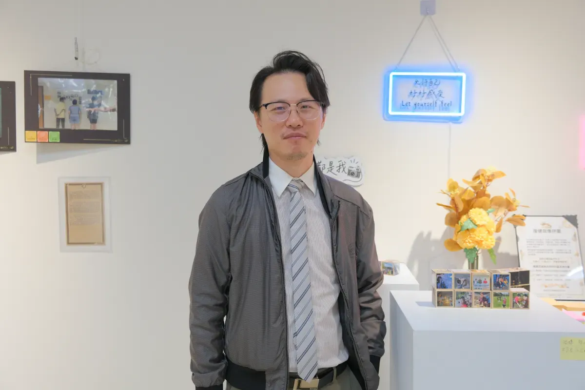 社工員蔡長勳是這次展覽的主辦人。 攝／黃愉婷