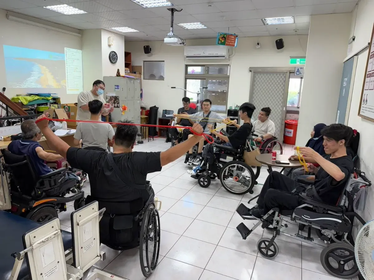 脊髓損傷基金會與高雄市脊髓損傷者協會合作，邀請職能治療師協助傷友健康。圖／取自脊髓損傷基金會臉書