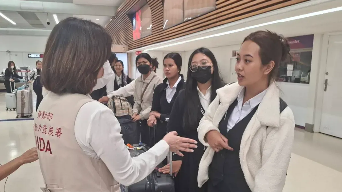 勞動部勞動力發展署機場服務站的人員，協助引導接機來臺的旅宿外國技術人力。圖／勞動部官網