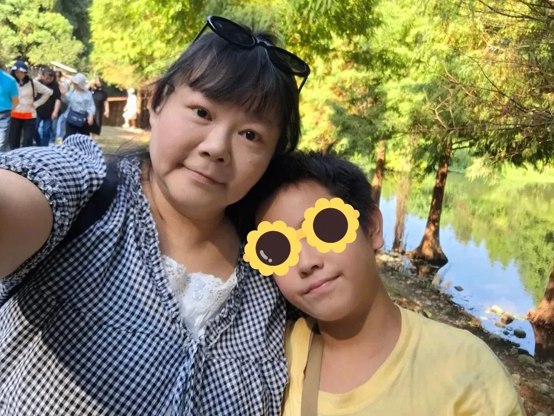 我和孩子一起去大溪看落雨松。