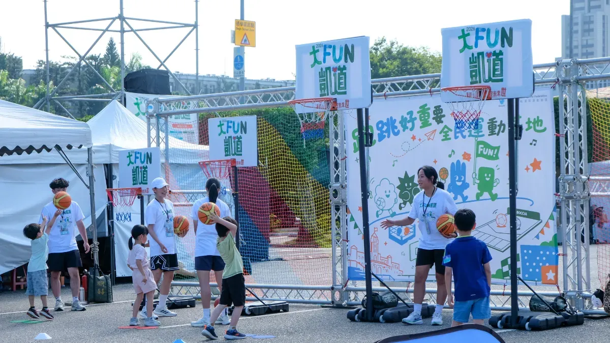 「全民運動基地」裡設有不同高度的籃框。攝／曾玉婷
