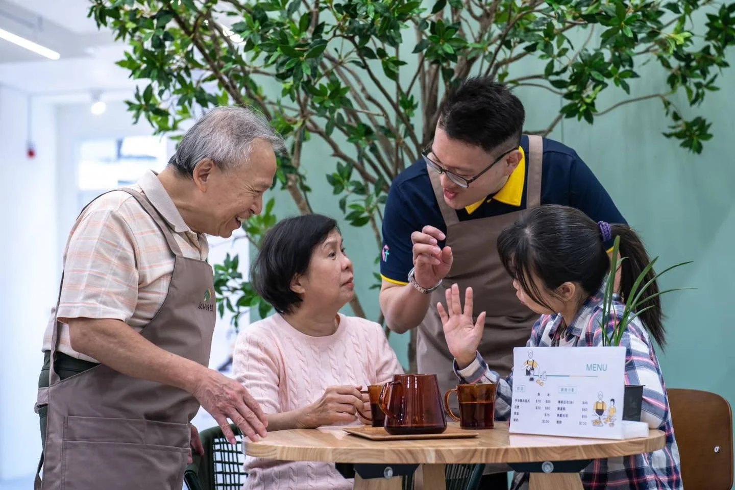 真福共好基地設立輕食坊,讓長輩參與備餐,鄰居也可以進來喝咖啡吃東西。圖/取自永耕好照臉書
