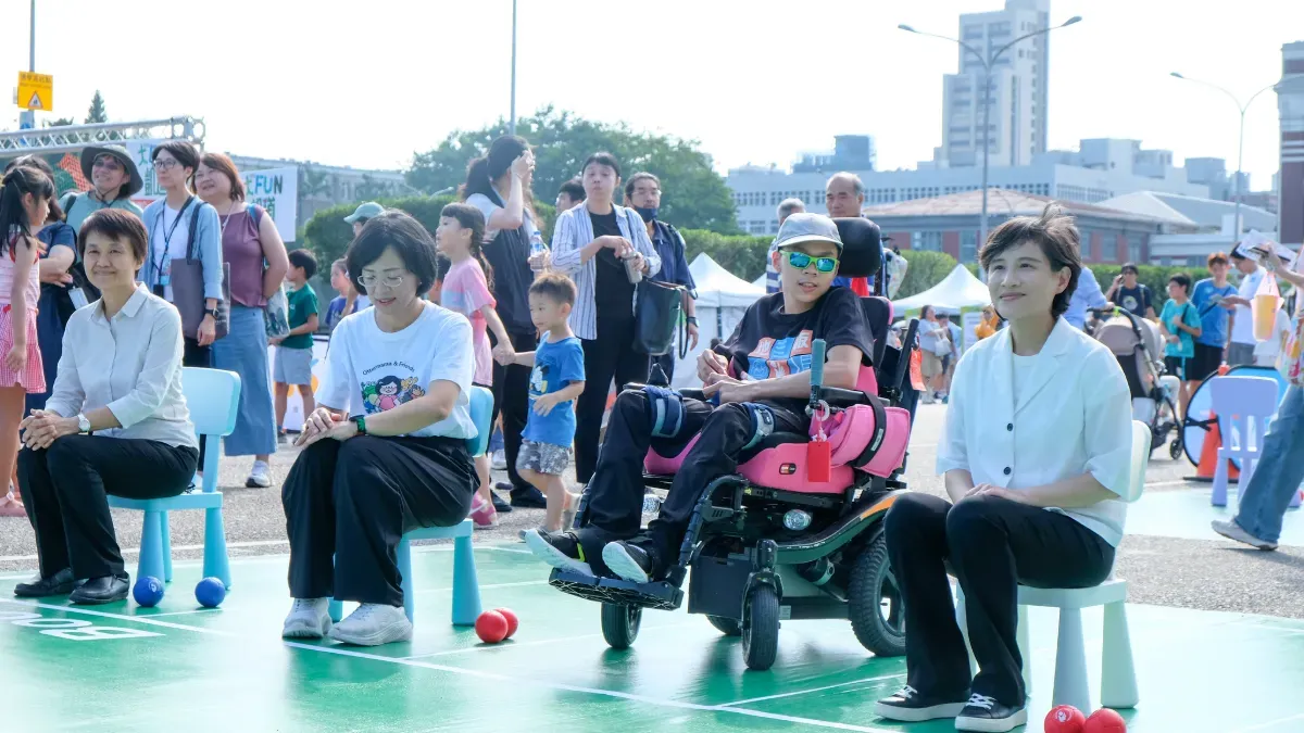行政院副院長鄭麗君（右ㄧ）、立法委員蘇巧慧（左二）來到地板滾球場地，和塗煜鈞（右二）及其他孩子一起比賽。攝／曾玉婷