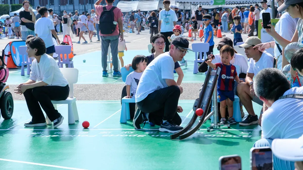 地板滾球運動中，若部分選手、孩子難以自行投球，可以使用軌道等輔具。攝／曾玉婷
