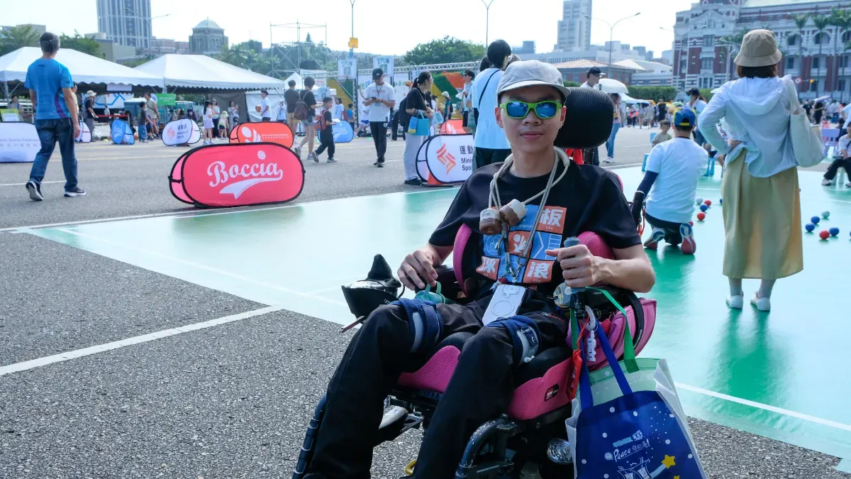 罹患罕病的地板滾球國手塗煜鈞也到現場參與活動。攝／曾玉婷