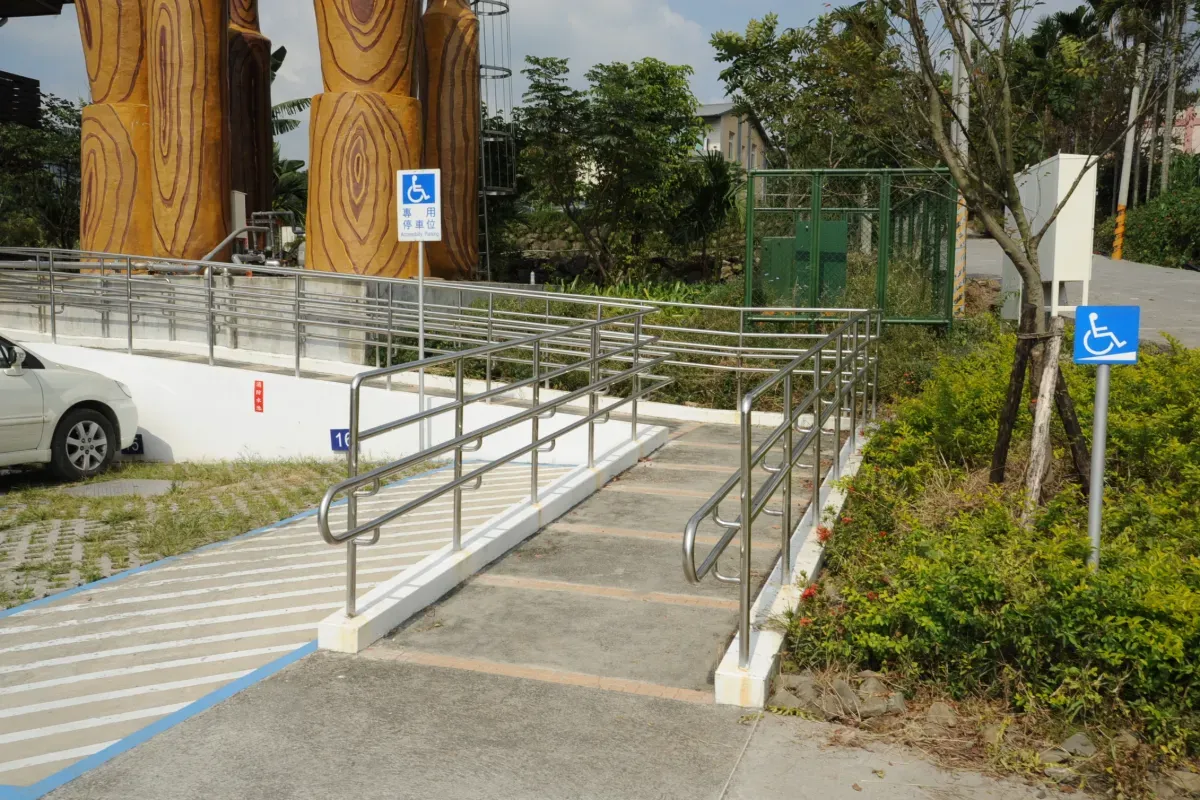 高雄那瑪夏區民權國小校內的無障礙避難層坡道和把手,被評定為優良無障礙場所。圖/高雄市政府工務局