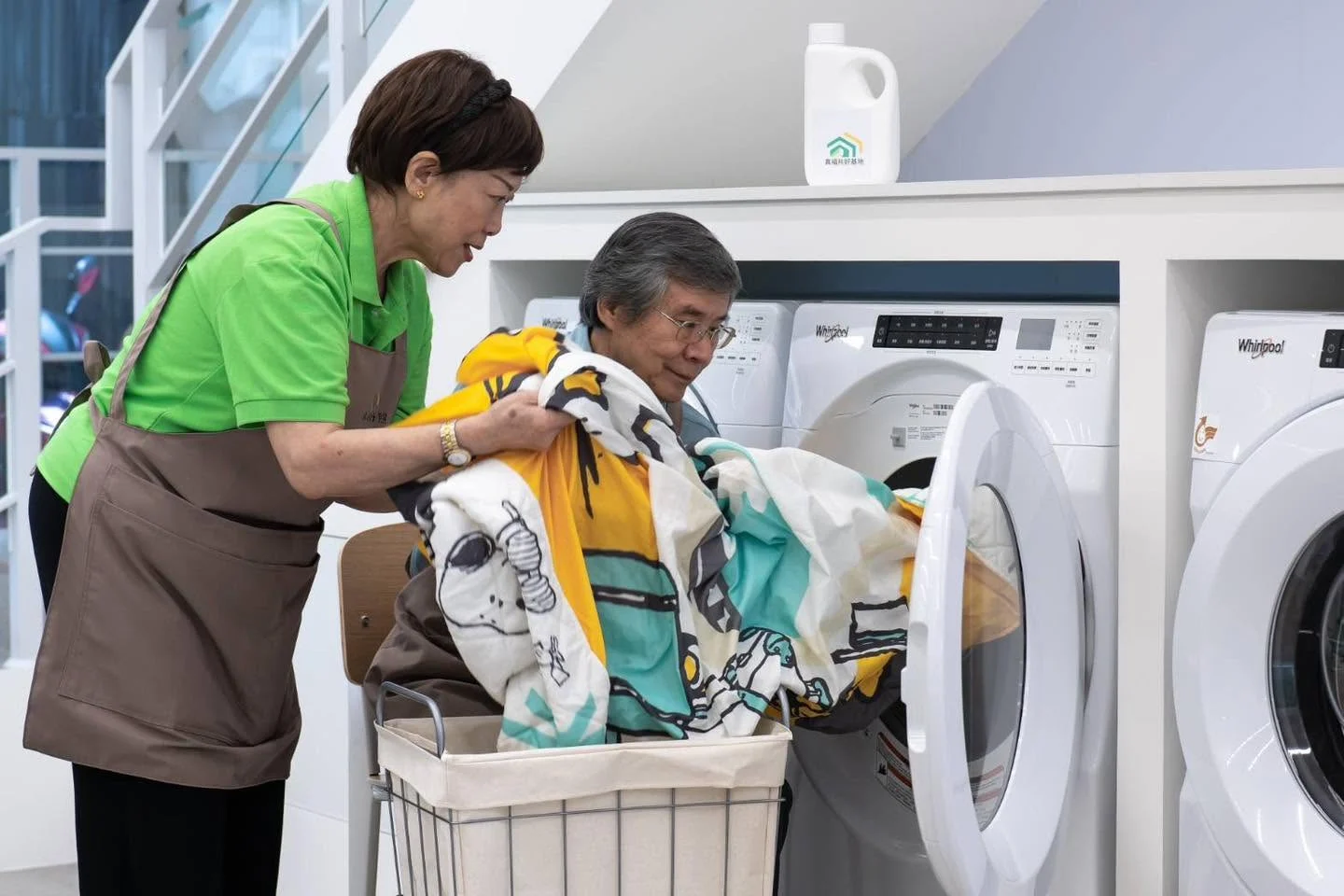 真福共好基地開幕當日,長輩現場使用洗衣機。圖/取自永耕好照臉書