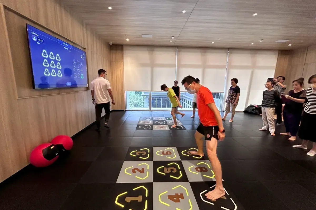 將捷全齡友善宅內的瑜珈教室設有智能地墊。圖／取自將捷集團 fb 粉專