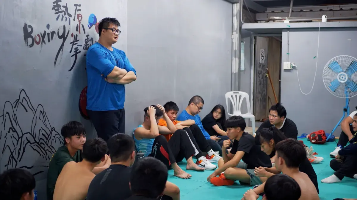 陳哲宇不僅教孩子們打拳,更是陪伴他們成長的人生引導員。圖/舊視界文化藝術有限公司提供