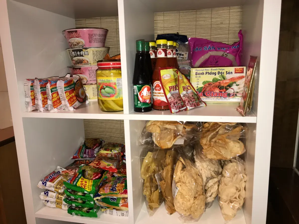 樂文診所的新台客小鋪提供異國家鄉味，透過食物為當地外籍看護解鄉愁。圖／弘道老人福利基金會提供