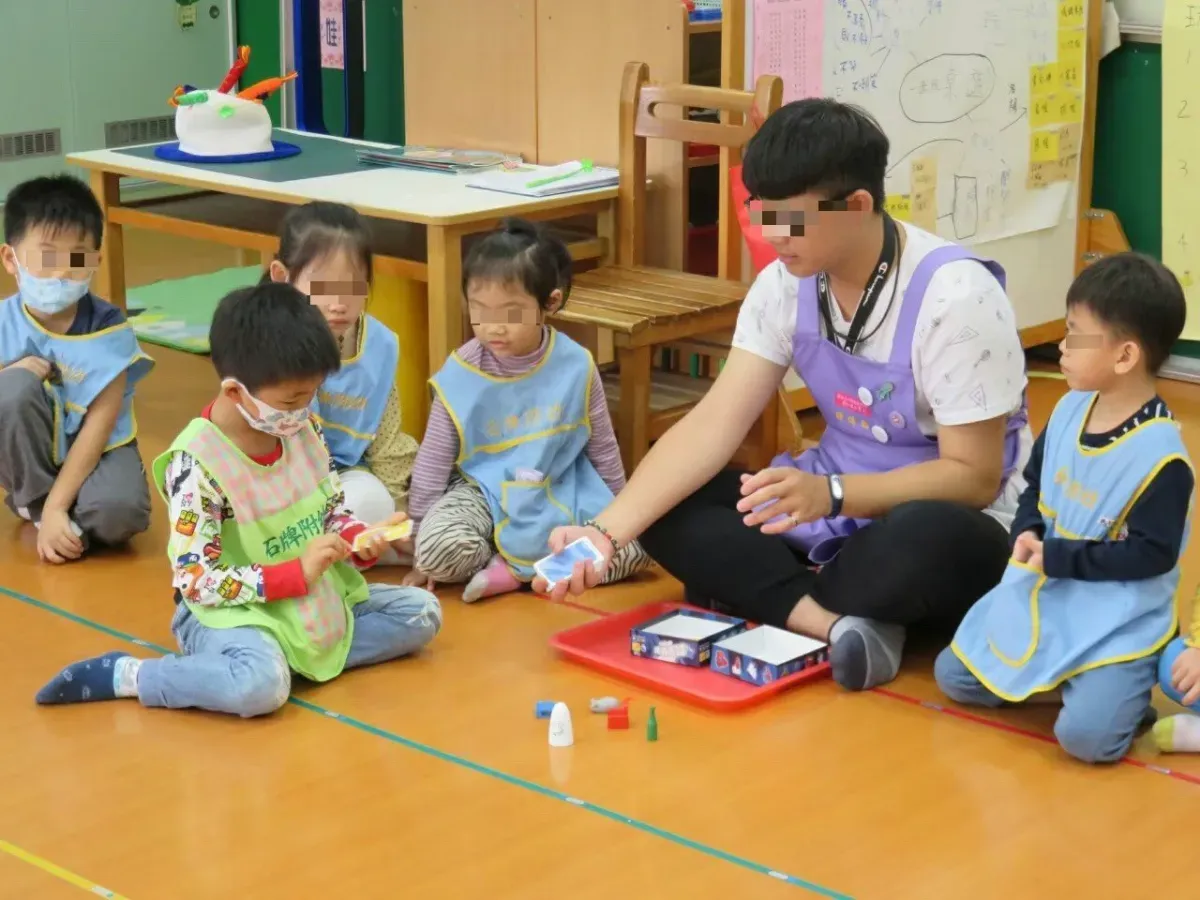中華育幼機構兒童關懷協會（CCSA）致力於推動兒童權利。圖中穿紫色背心的少年是 CCSA　的服務對象翔翔，他在自立後也投入助人工作。圖／取自 CCSA 網站