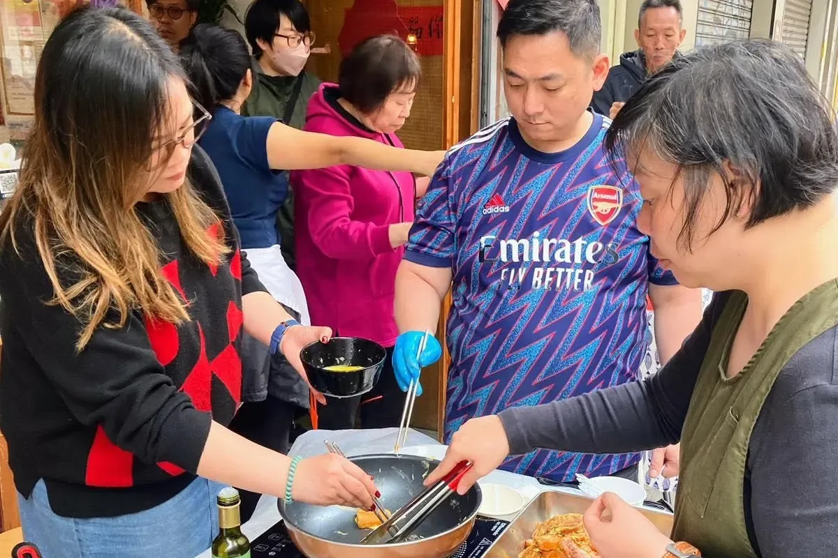 新春期間,香港基督教關懷無家者協會(CCHA)在據點「有家」團拜,並煮食與社區分享。圖/基督教關懷無家者協會 fb 粉專