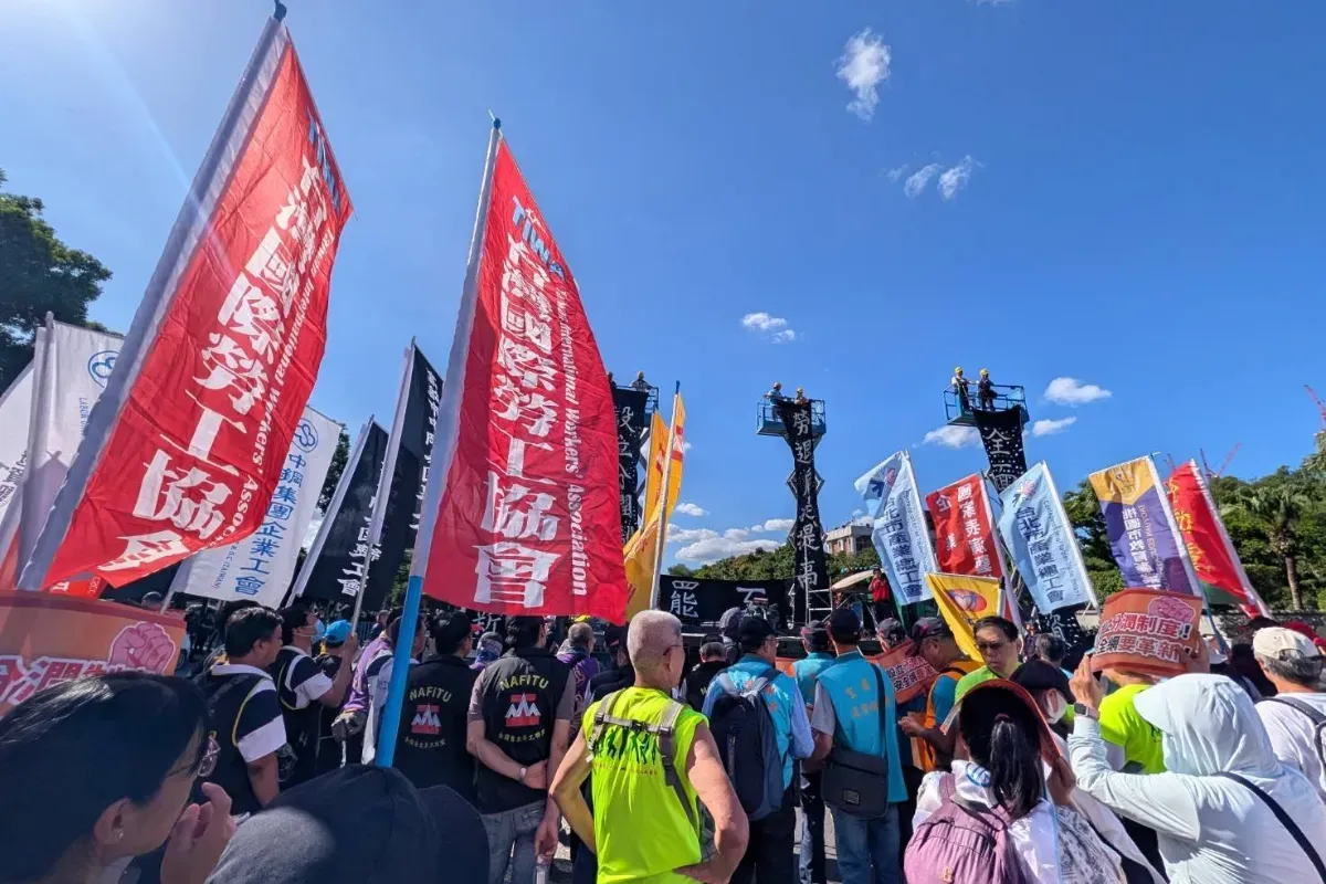 台灣工人鬥陣等勞工團體 10 月 19 日在凱道集會,呼籲政府改善勞動條件。圖/TIWA 台灣國際勞工協會 fb 粉專