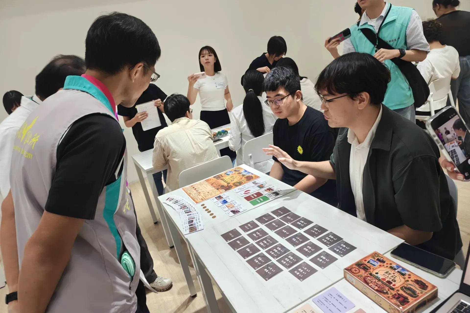 今年 6 月，輔大社工系副教授劉香蘭的課程舉辦百人成發，發表學生創作的桌遊、邀請社區成員一起試玩。圖／劉香蘭 fb 公開頁面