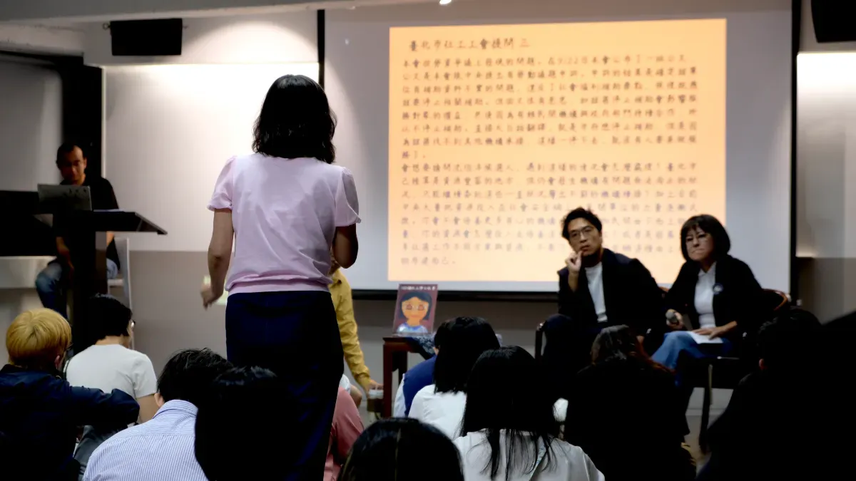 客廳會上,有社工向臺上提問。攝/曾玉婷