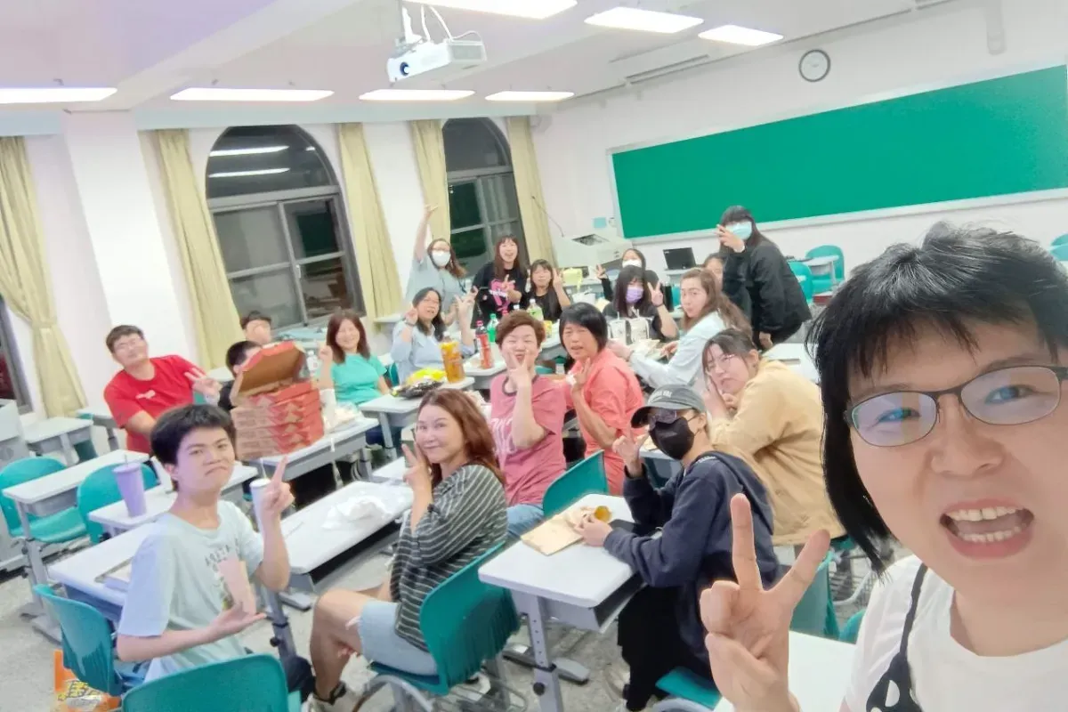 南玉芬於金門大學任教，期待社工系學生團體動力如何發生。圖為南玉芬和學生的期末聚會合照。圖／金門大學社工系