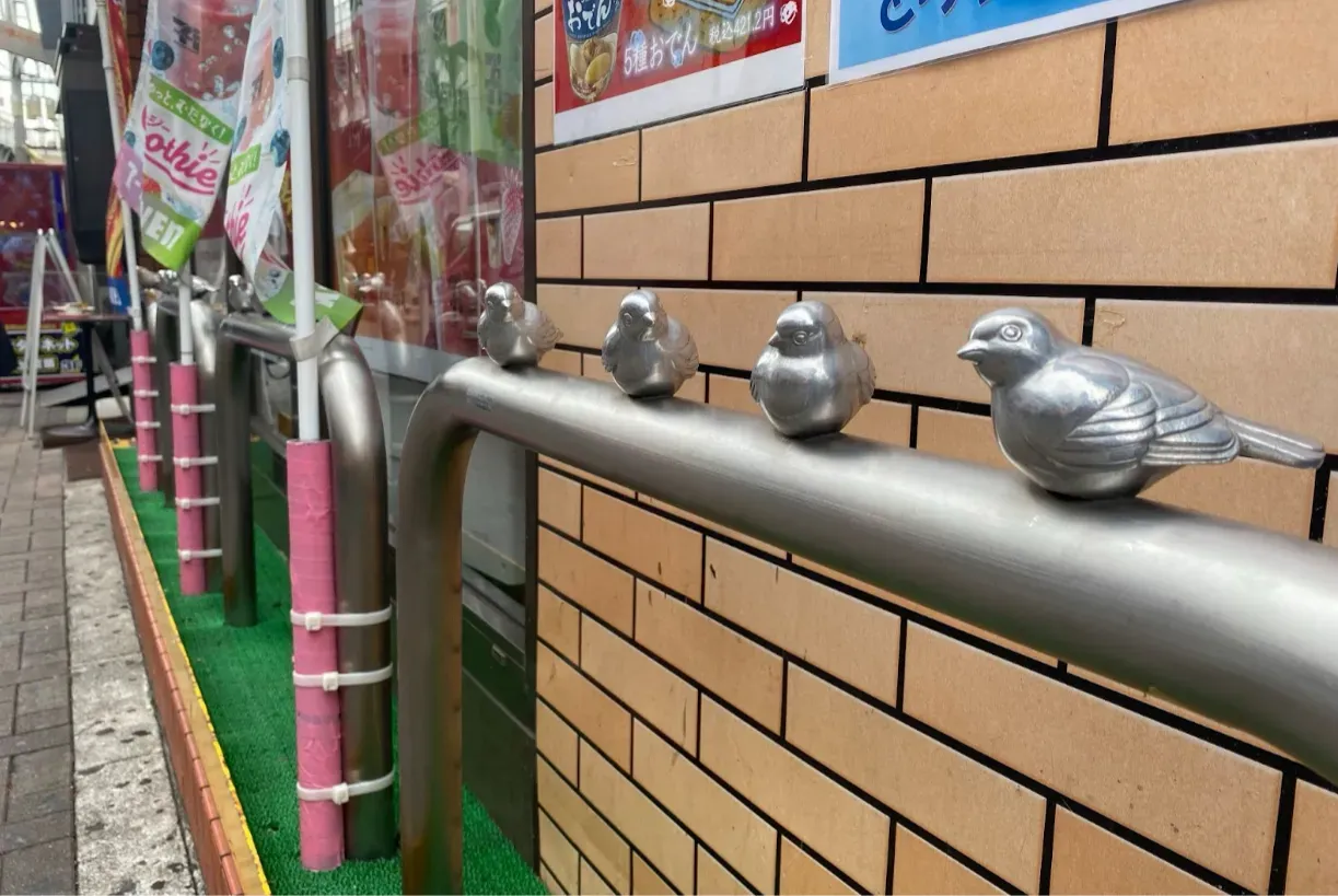 東京防止行人倚靠的欄杆。圖／取自文化研究國際中心